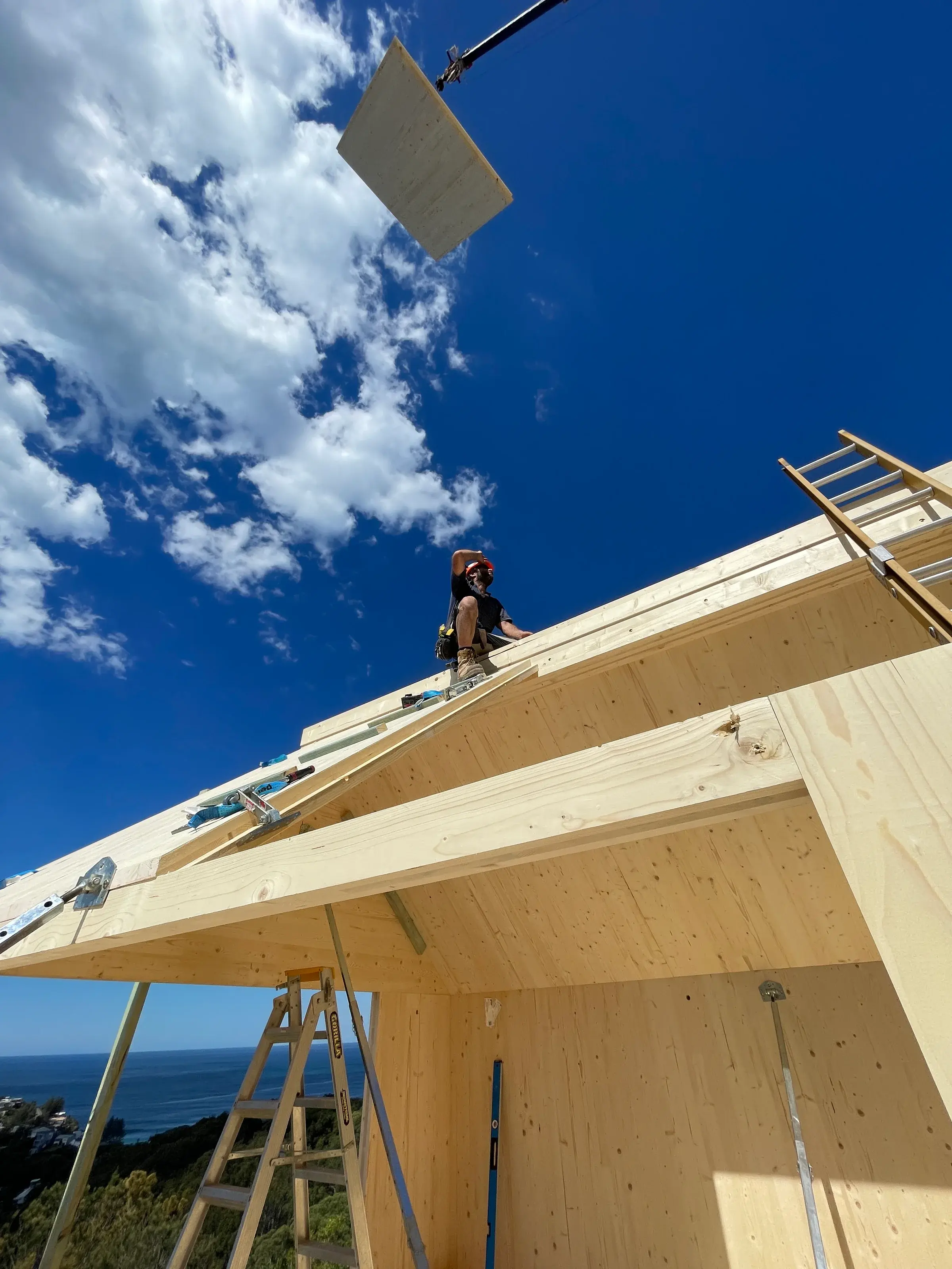 Montáž CLT panelu na stavbe Bilgola Plateau v Sydney